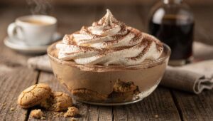 Semifreddo al caffè con base di amaretti: si prepara in 10 minuti e non servono stampi